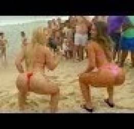 Nicole bahls dançando funk na praia de fio dental