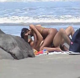 Morena gostosa foi flagrada fudendo em uma praia | amadoras