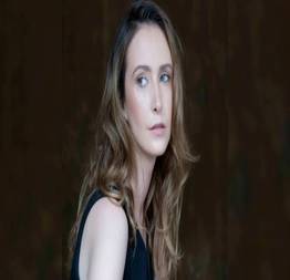Sabrina greve pelada mostrando a buceta em cena de sexo no curta - o duplo