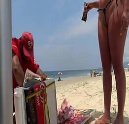 De micro bikini se exibindo na praia